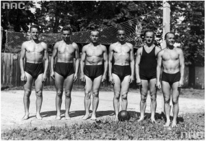 1935.09 Narciarze na obozie treningowym w Krakowie. Stoją od prawej: Bronisław Czech, Marian Orlewicz...
