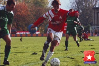 Ligowy bój w 1999 roku. Przy piłce Tomasz Kulawik