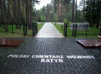 Wejście na Cmentarz Polski Cmentarz Wojenny w Katyniu.