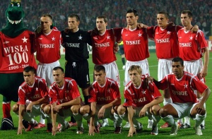 Zespół Wisły przed meczem z Iraklisem w 2006 roku. Na stulecie klubu obowiązywały bardzo konserwatywne modele strojów.