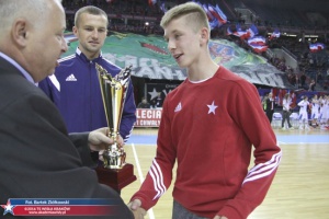 Damian Korczyk, skrzydłowy AP Wisła Kraków 2001, odbiera nagrodę dla Piłkarza Września 2016. 26.10.2016.