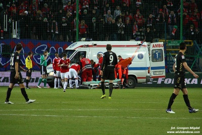 Dragan Paljić już na początku meczu doznał poważnej kontuzji i został odwieziony do szpitala.[Foto: Grzegorz Migdał/wislakrakow.com]
