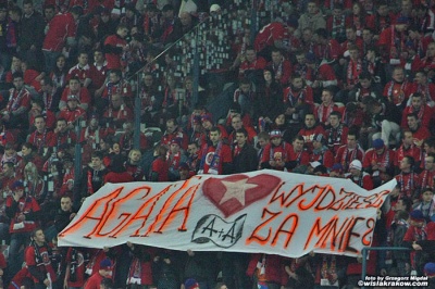 W czasie meczu z Legią na stadionie Wisły odbywają się zaręczyny!