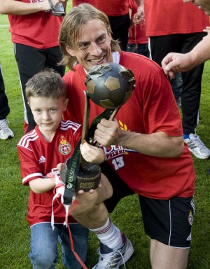 Sergei Pareiko, uznany za najlepszego bramkarza sezonu, cieszy się z trofeum wraz z synem