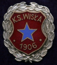 Odznaka z 1906 roku. Charakterystyczne elementy, błękitna gwiazda oraz nazwa K.S. Wisła
