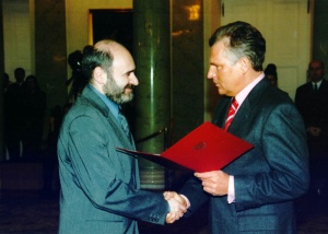 Prezydent Aleksander Kwaśniewski nadaje Adamowi Groblerowi tytuł profesora.