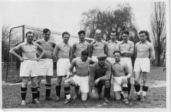 Sucharski klęczy pierwszy z lewej, w barwach Amatorskiego Klubu Sportowego, 1941 rok