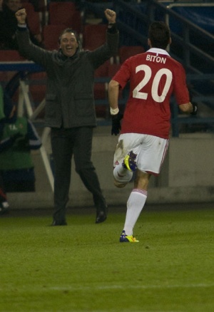 Dudu Biton strzelił gola i pobiegł podzielić się radością z trenerem.[Foto: Michał Dudek/wislakrakow.com]