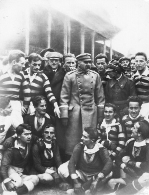1924. Józef Piłsudski among Wisła players. Wisła had that day the second outfit of shirts with red and blue stripes.