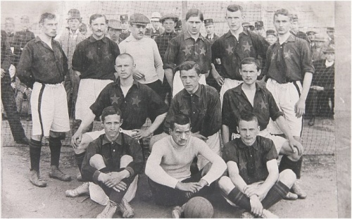 Wisła Kraków przed derbowym meczem z Cracovią w 1910 roku (22 maja). Pierwszy z lewej stoi Stanisław Adamski