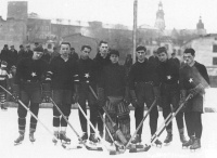 1931r. Wisła Kraków  Stoją od lewej: Stefan Jelski, Zbigniew Balcer, x, Władysław Michalik, x, x, x, x.