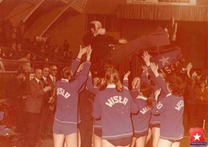 Koszykarki świętują tytuł mistrzowski w roku 1975.