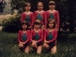 1995r (Od lewej w dolnym rzędzie Anna Książek, Monika Halik, Katarzyna Dudek. Rząd górny również od lewej stoją Iwona Fultyn, Judyta Gajewska, Monika Galikowska