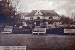 Jeden z budynków Parku Sportowego na pocztówce z 1914 roku
